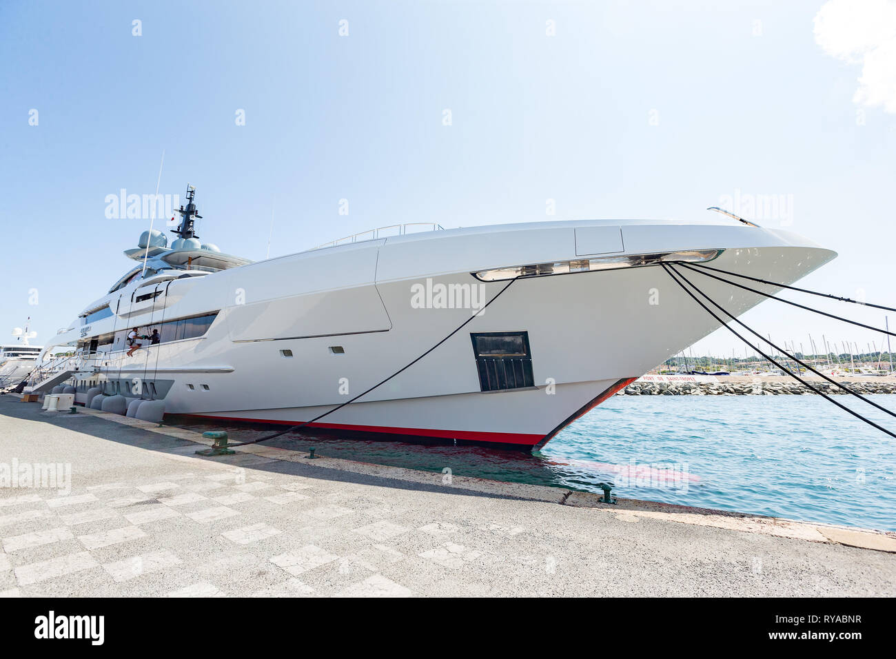 Luxusyacht im Hafen in Saint Tropez, Frankreich, 01.09.2018 Bildnachweis: Mario Hommes / HH-Photography Stock Photo