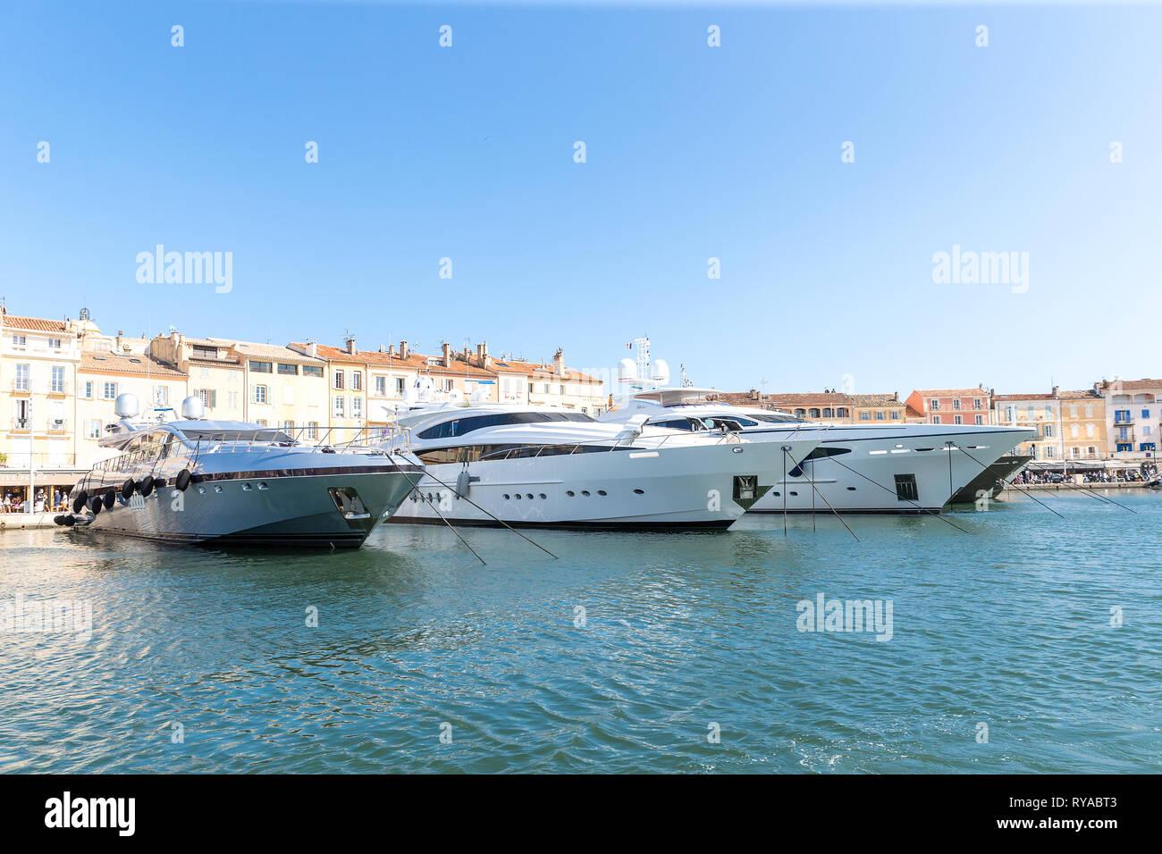 Yachten im Hafen vor den historischen Gebaeuden in Saint Tropez, Frankreich, 01.09.2018 Bildnachweis: Mario Hommes / HH-Photography Stock Photo