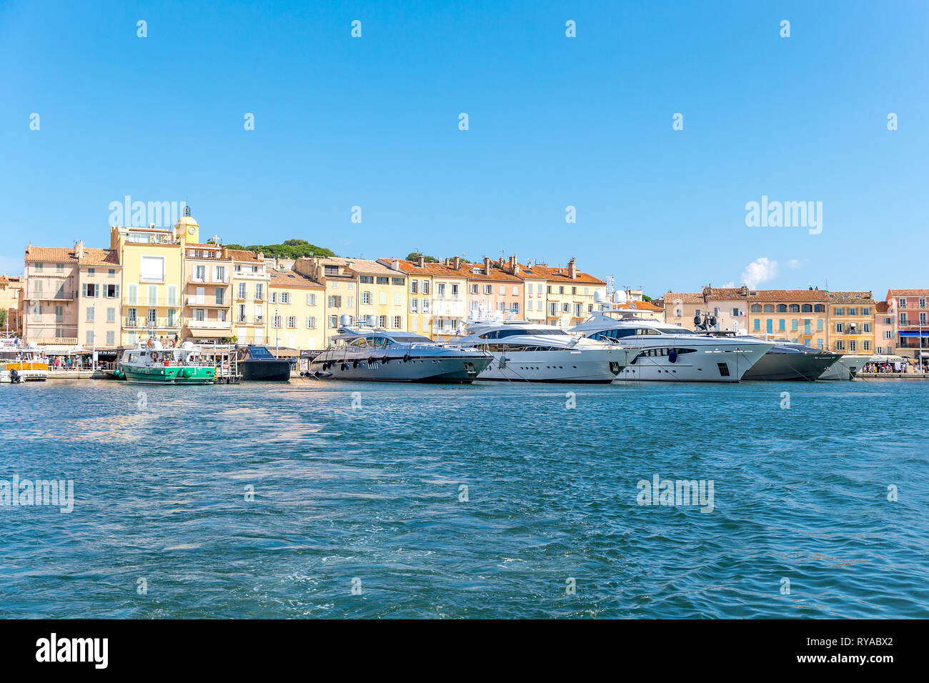 Yachten im Hafen vor den historischen Gebaeuden in Saint Tropez, Frankreich, 01.09.2018 Bildnachweis: Mario Hommes / HH-Photography Stock Photo