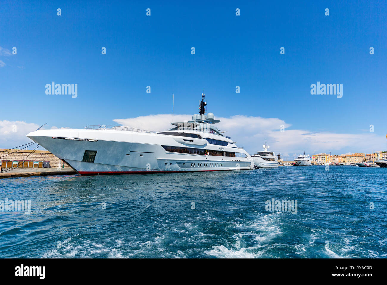 Yacht im Eingang zum Hafen vor den historischen Gebaeuden in Saint Tropez, Frankreich, 01.09.2018 Bildnachweis: Mario Hommes / HH-Photography Stock Photo
