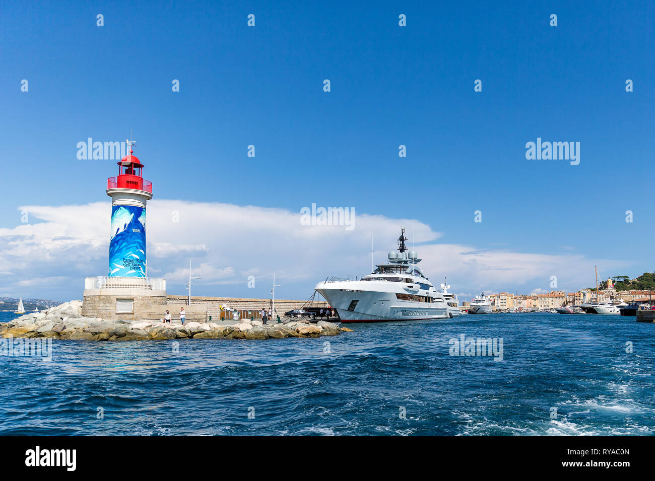 Leuchtturm und Luxusyacht im Eingang zum Hafen in Saint Tropez, Frankreich, 01.09.2018 Bildnachweis: Mario Hommes / HH-Photography Stock Photo