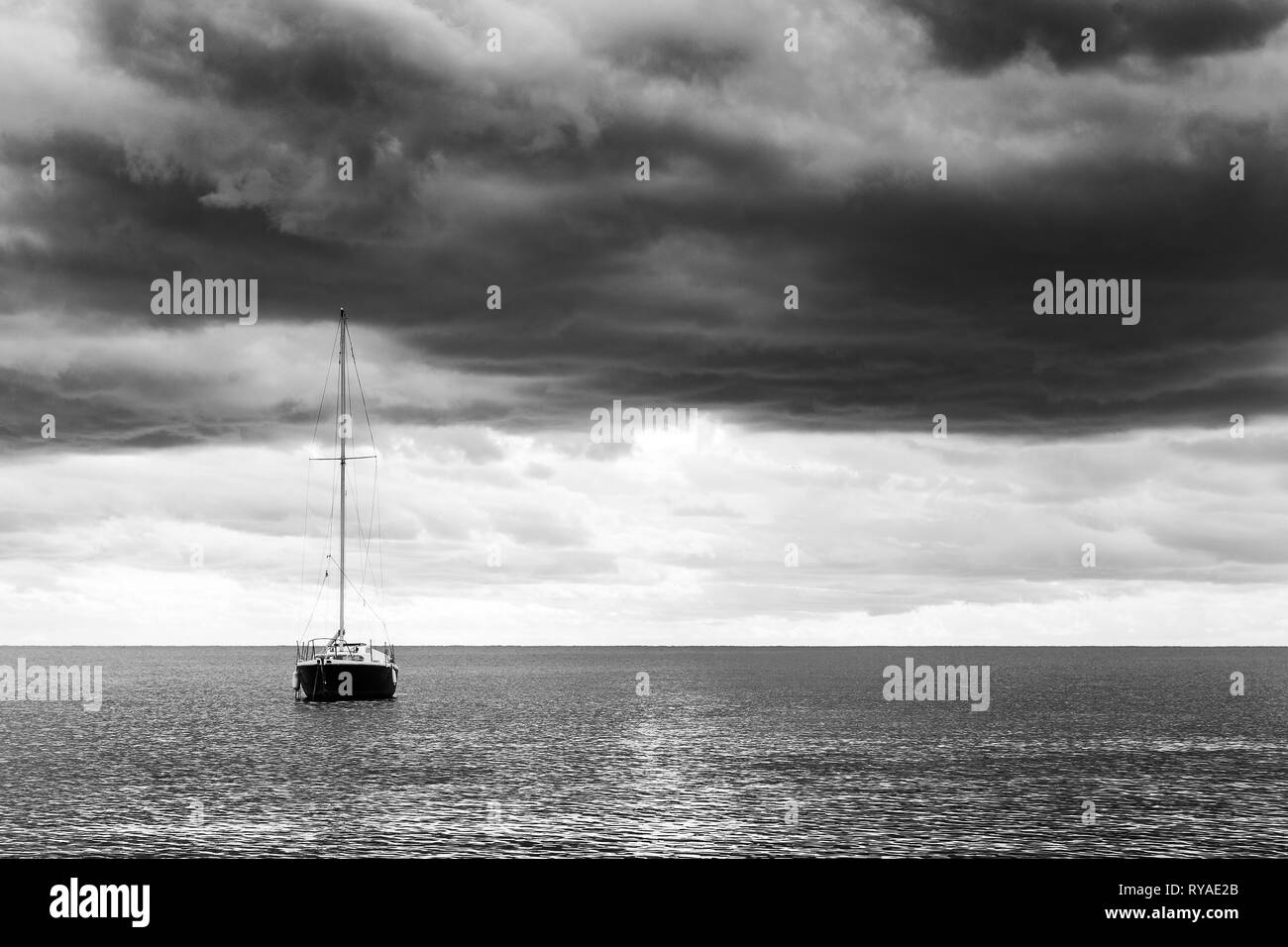 Ankerndes Segelboot vor Cannes Stock Photo