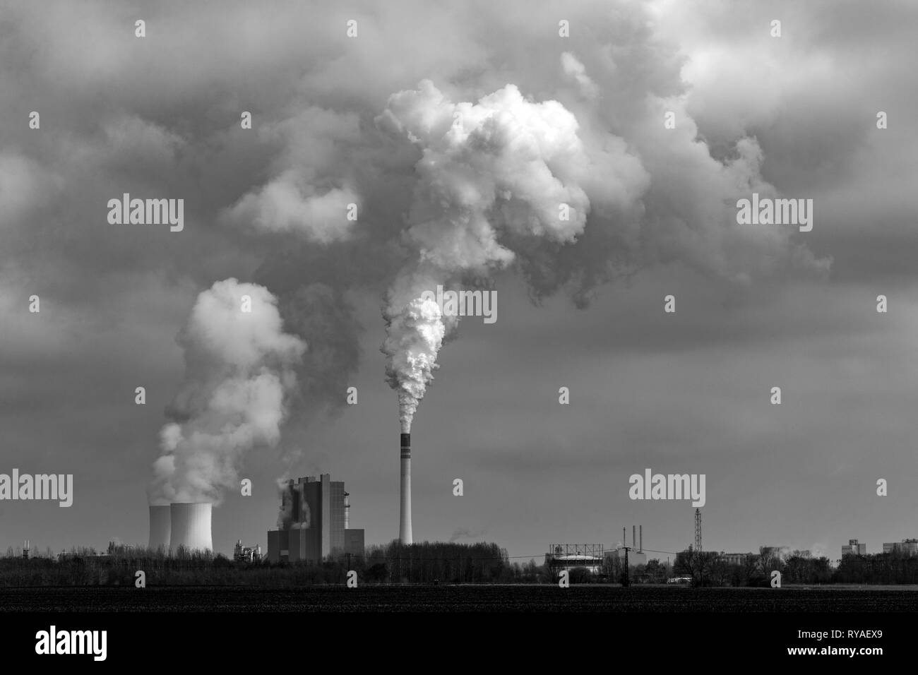 Das Braunkohlekraftwerk Schkopau blaest seine Abgase in den Himmel Bildnachweis: Mario Hommes / HH-Photography Stock Photo