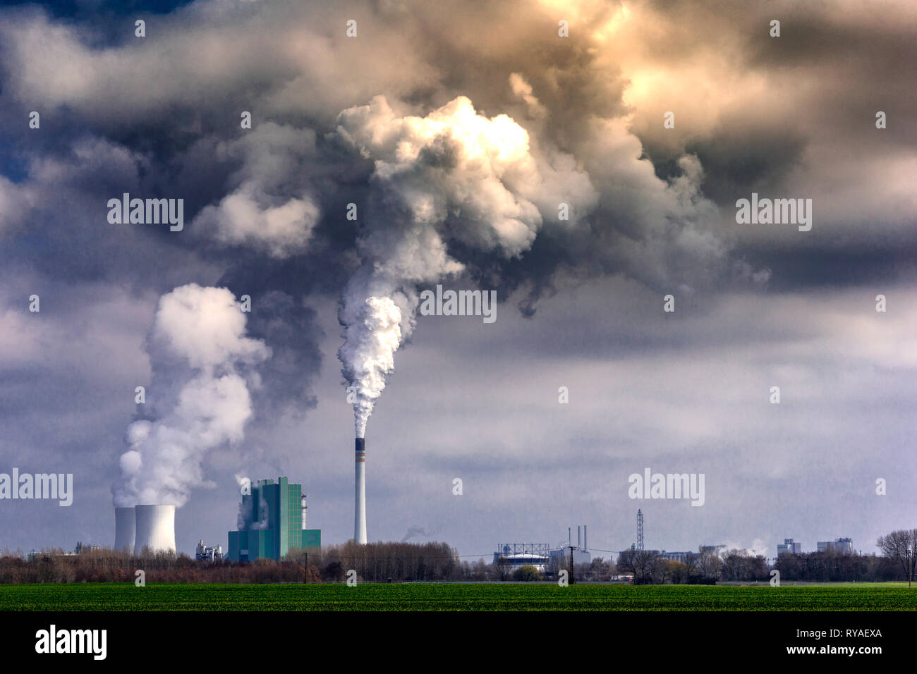 Das Braunkohlekraftwerk Schkopau blaest seine Abgase in den Himmel Bildnachweis: Mario Hommes / HH-Photography Stock Photo