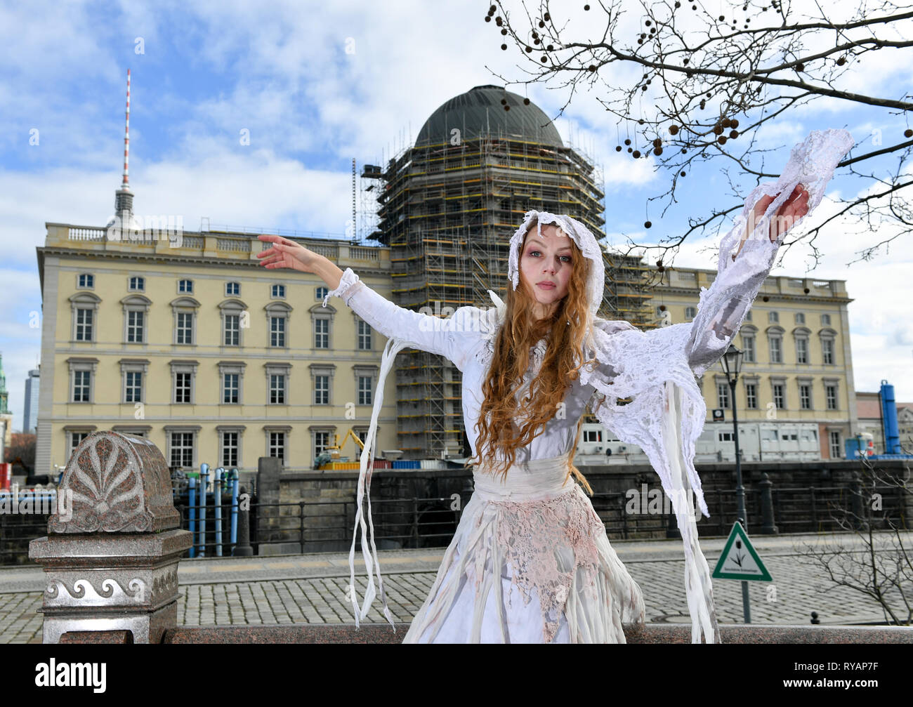 Berlin, Germany. 13th Mar, 2019. An actress dressed as a 'White Woman' from the Berlin Dungeon can be seen in front of the Berlin City Palace in the Humboldt Forum. According to a legend, Anna Sydow, imprisoned as the mistress of the Brandenburg Elector, is a deadly ghost who is up to her nastiness here. The Dungeons is promoting its new show: 'Séance - Do you feel it too?' with a necromancy from 20 March 2019 Credit: Jens Kalaene/dpa-Zentralbild/ZB/dpa/Alamy Live News Stock Photo