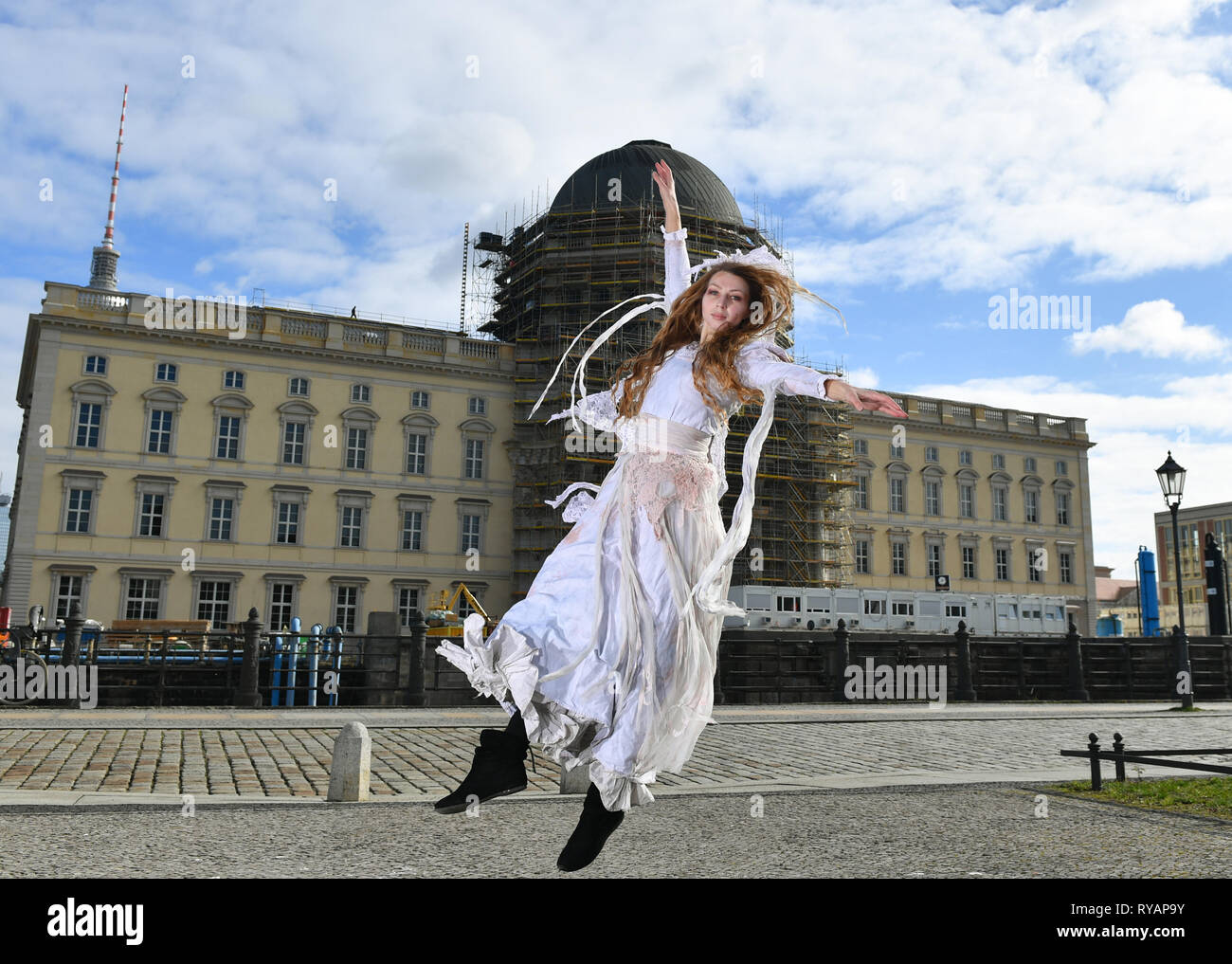 Berlin, Germany. 13th Mar, 2019. An actress dressed as a 'White Woman' from the Berlin Dungeon can be seen in front of the Berlin City Palace in the Humboldt Forum. According to a legend, Anna Sydow, imprisoned as the mistress of the Brandenburg Elector, is a deadly ghost who is up to her nastiness here. The Dungeons is promoting its new show: 'Séance - Do you feel it too?' with a necromancy from 20 March 2019 Credit: Jens Kalaene/dpa-Zentralbild/ZB/dpa/Alamy Live News Stock Photo