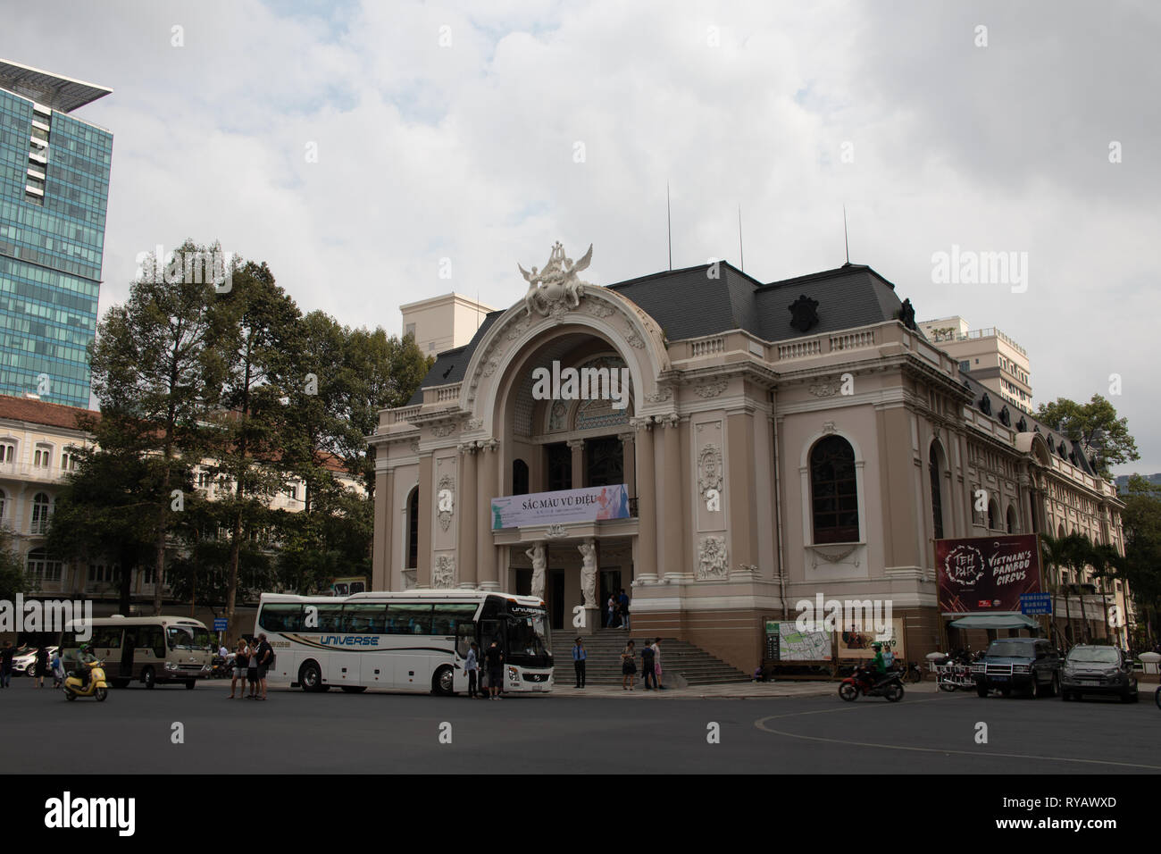 District 1,  Ho Chi Minh City, Vietnam, Wednesday 13th March 2019.  Saigon weather::Hot spring day with highs of 36 degrees. The Saigon Opera House in Ho Chi Minh is an elegant colonial building at the intersection of Le Loi and Dong Khoi Street in District 1, very close to the famous Notre Dame Cathedral and the classic Central Post Office. The restored three-storey 800-seat Opera House was built in 1897 and is used for staging not only opera but also a wide range of performing arts including ballet, musical concerts, Vietnamese traditional dance and plays. Credit: WansfordPhoto/Alamy Live Ne Stock Photo