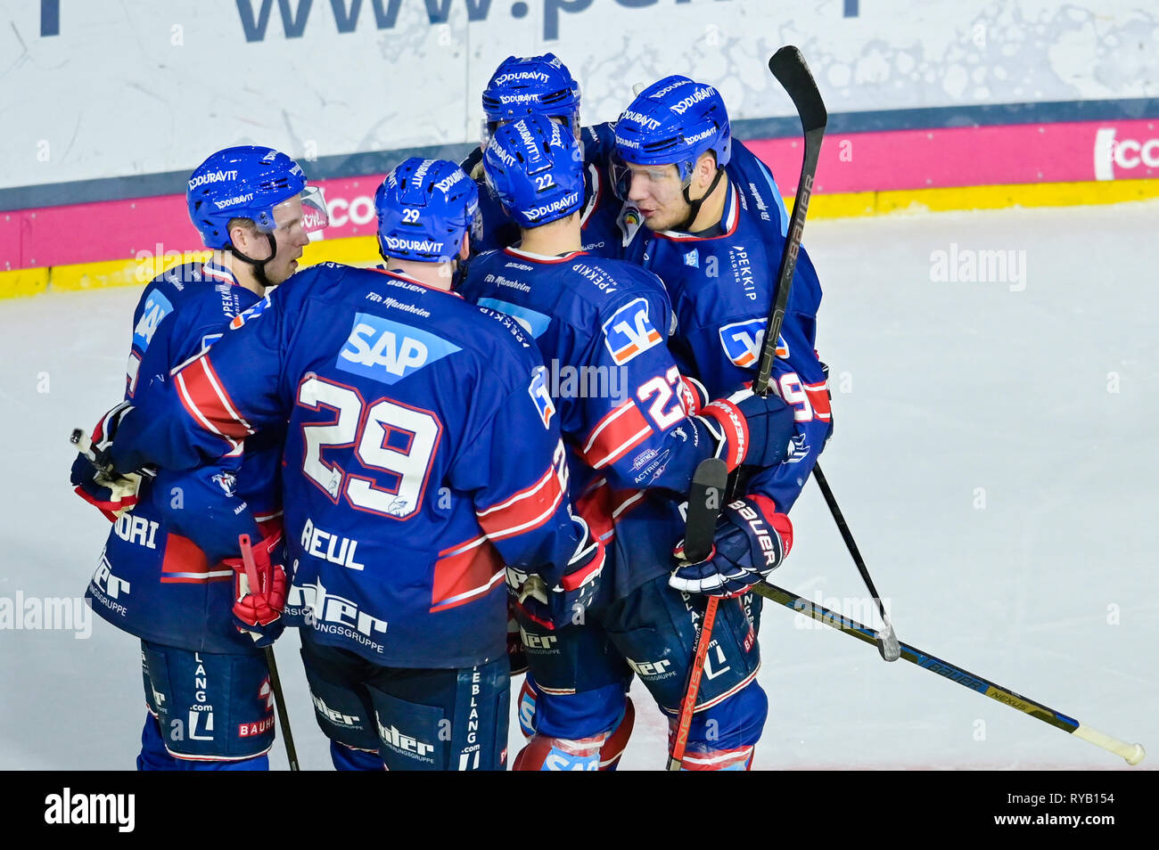 Mannheim, Germany. 13th Mar, 2019. Ice hockey: DEL, Adler Mannheim -  Nürnberg Ice Tigers, championship round, quarter finals, 1st matchday, in  the SAP Arena. Mannheim's team cheers on the goal to the