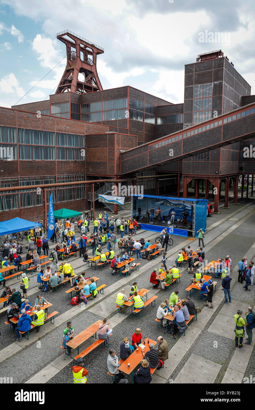 Essen, Ruhr area, North Rhine-Westphalia, Germany - city cycling, cycling for a good climate, event, campaign of the Climate Alliance, here arrival at Stock Photo