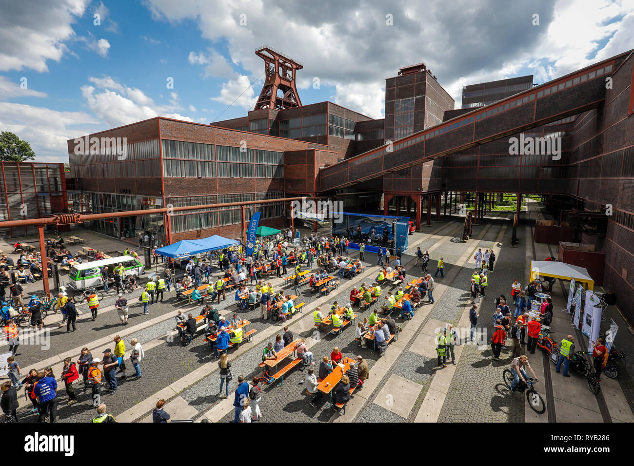 Essen, Ruhr area, North Rhine-Westphalia, Germany - city cycling, cycling for a good climate, event, campaign of the Climate Alliance, here arrival at Stock Photo