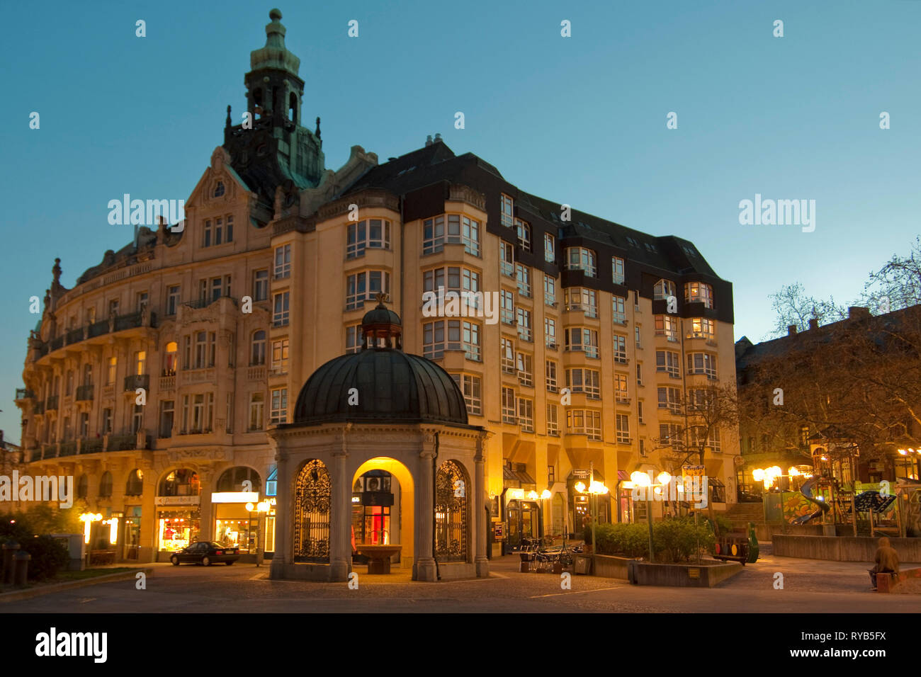 BRD, Hessen, Wiesbaden, Kranzplatz mit Kochbrunnen und dem ehemaligen Palasthotel Stock Photo