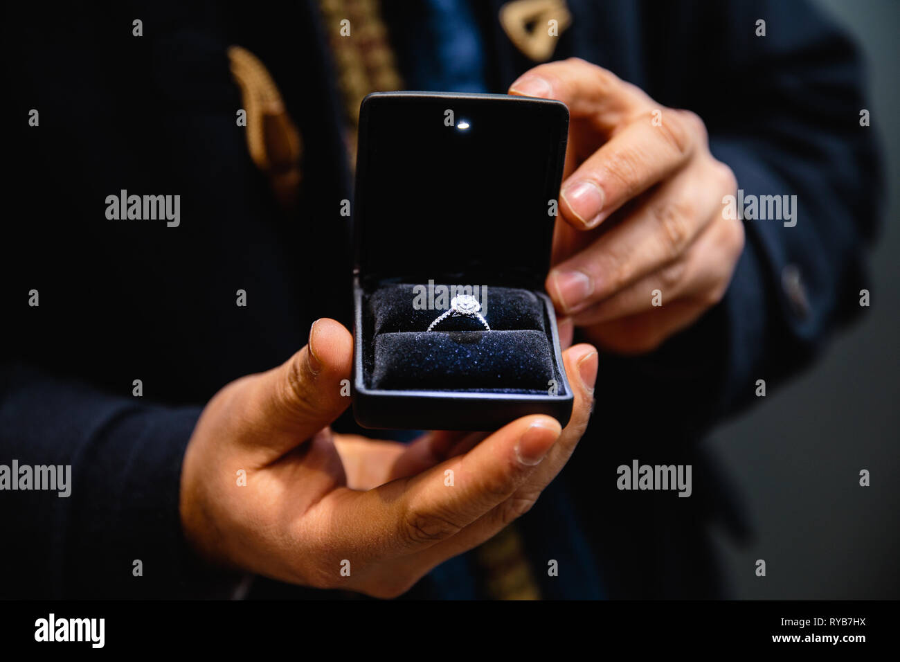 illuminated ring box