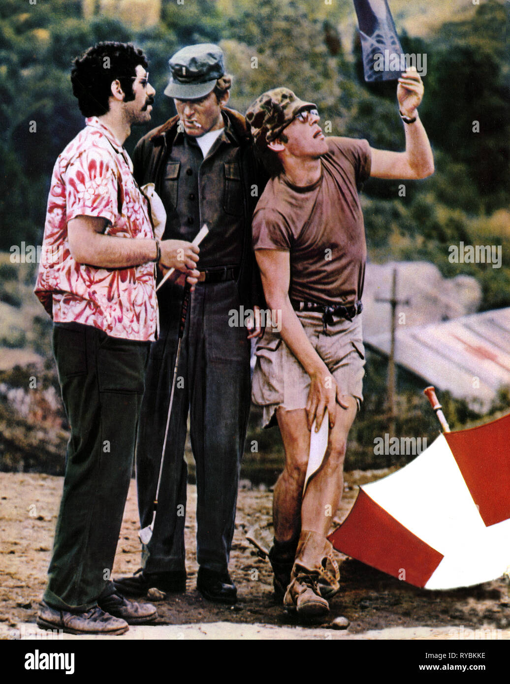 Films Et Séries Tv Avec Elliott Gould ELLIOTT GOULD, DONALD SUTHERLAND, MASH, 1970 Stock Photo: 240587410 - Alamy