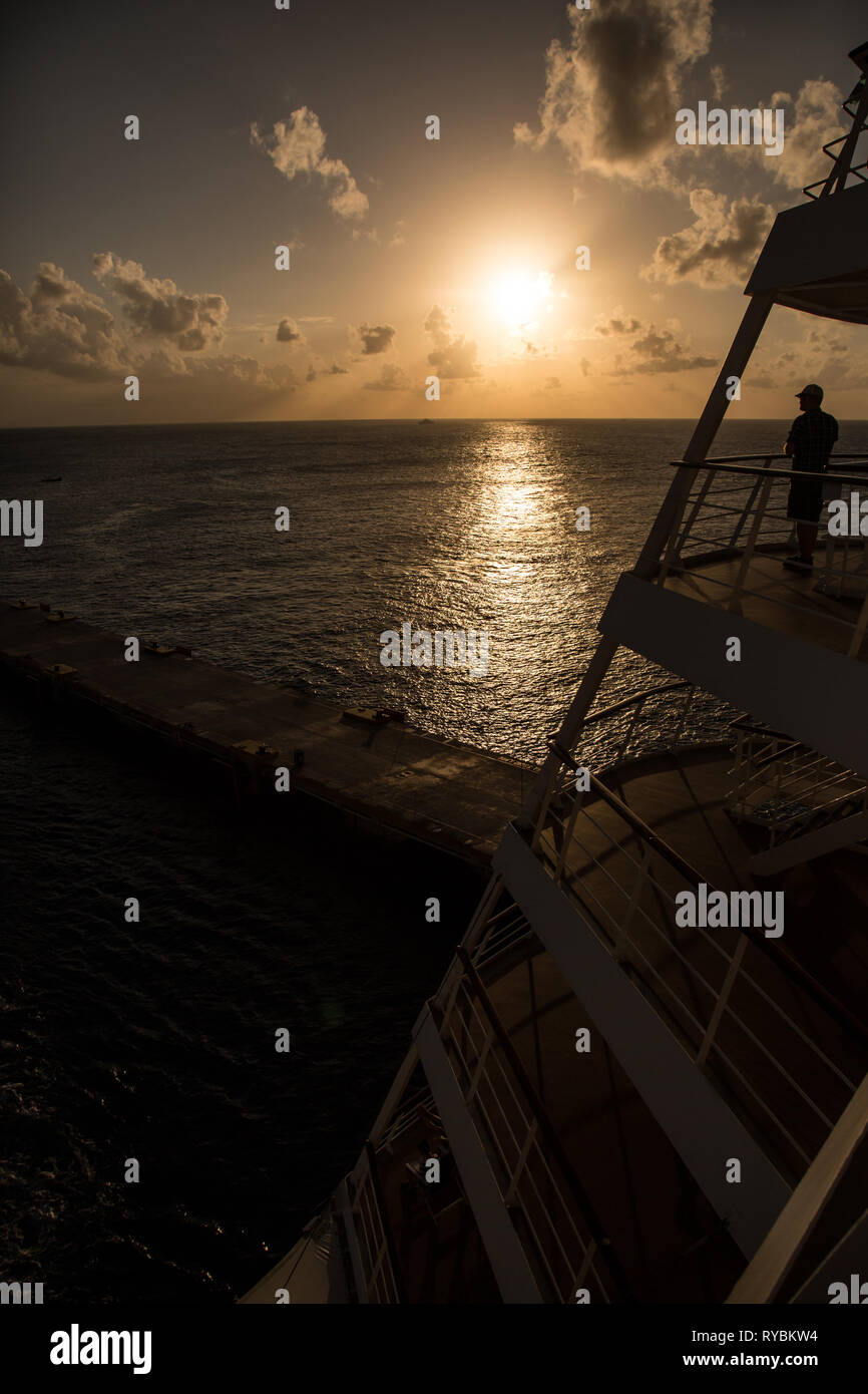 Docked cruise ship sunset hi-res stock photography and images - Alamy