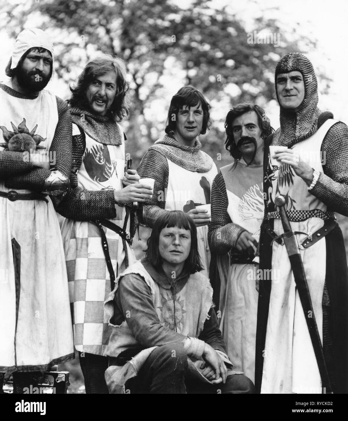 JOHN CLEESE, MICHAEL PALIN, TERRY JONES, ERIC IDLE, GRAHAM CHAPMAN,TERRY GILLIAM, MONTY PYTHON AND THE HOLY GRAIL, 1975 Stock Photo