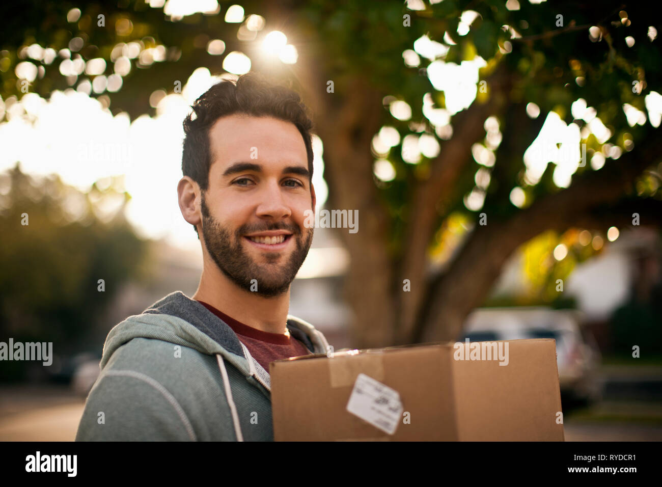 Carrying moving box hi-res stock photography and images - Alamy