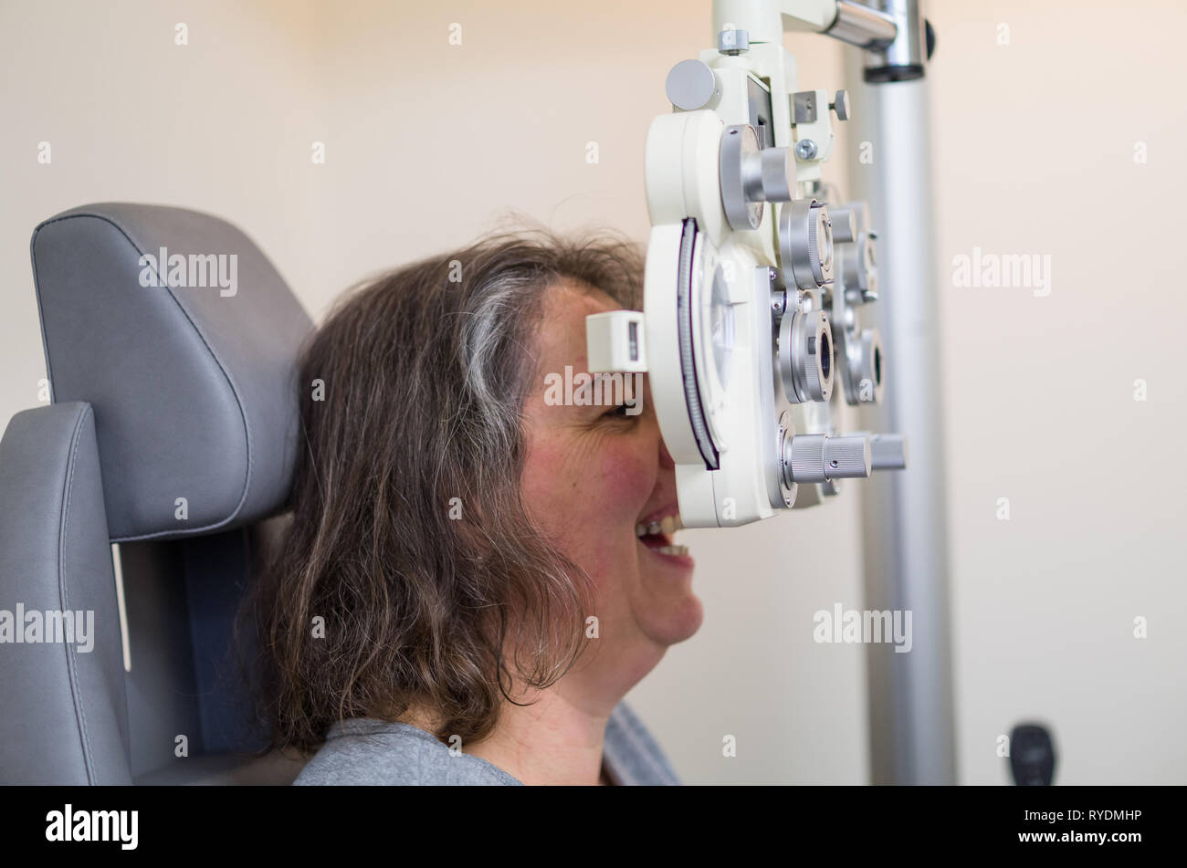 Beim Augenoptiker / Augenarzt / Brille / Augenwerte überprüfen / Frau Sehtest beim Augenoptiker. Stock Photo