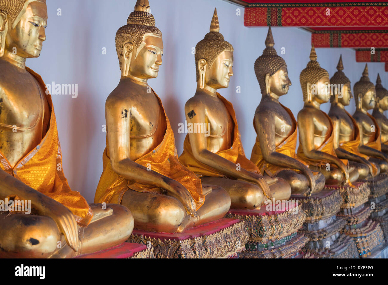 Gilded buddhas hi-res stock photography and images - Alamy