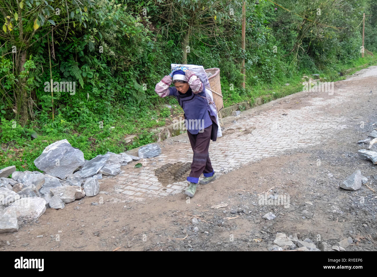 manual labour road construction near Duoyishu village, Yuanyang County, in Honghe Prefecture in southeastern Yunnan province, China, Stock Photo