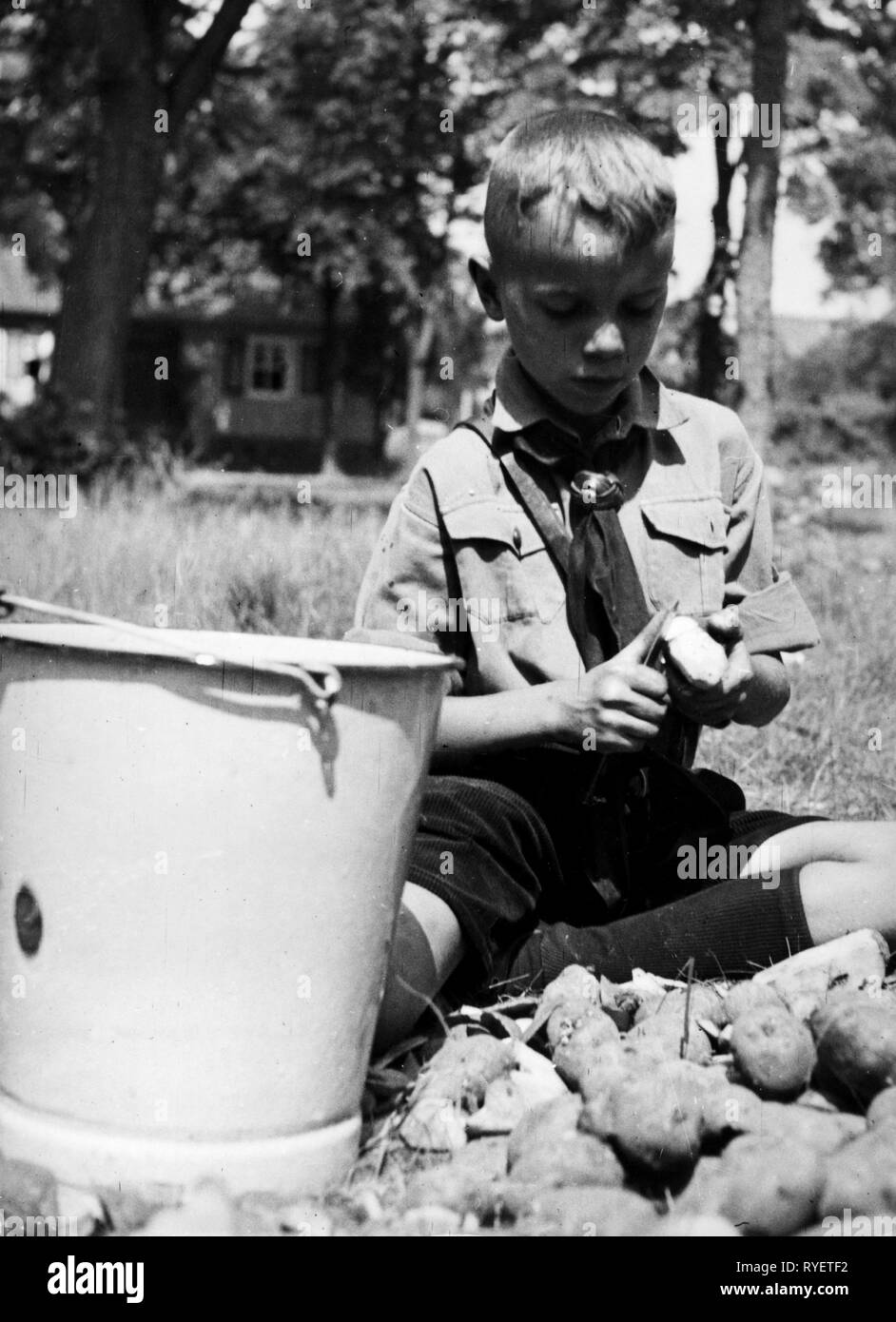 Nazism / National Socialism, organisations, German Jungvolk (German Youngsters in the Hitler Youth), 10 years old 'Pimpf' peeling potatoes, circa 1939, Additional-Rights-Clearance-Info-Not-Available Stock Photo