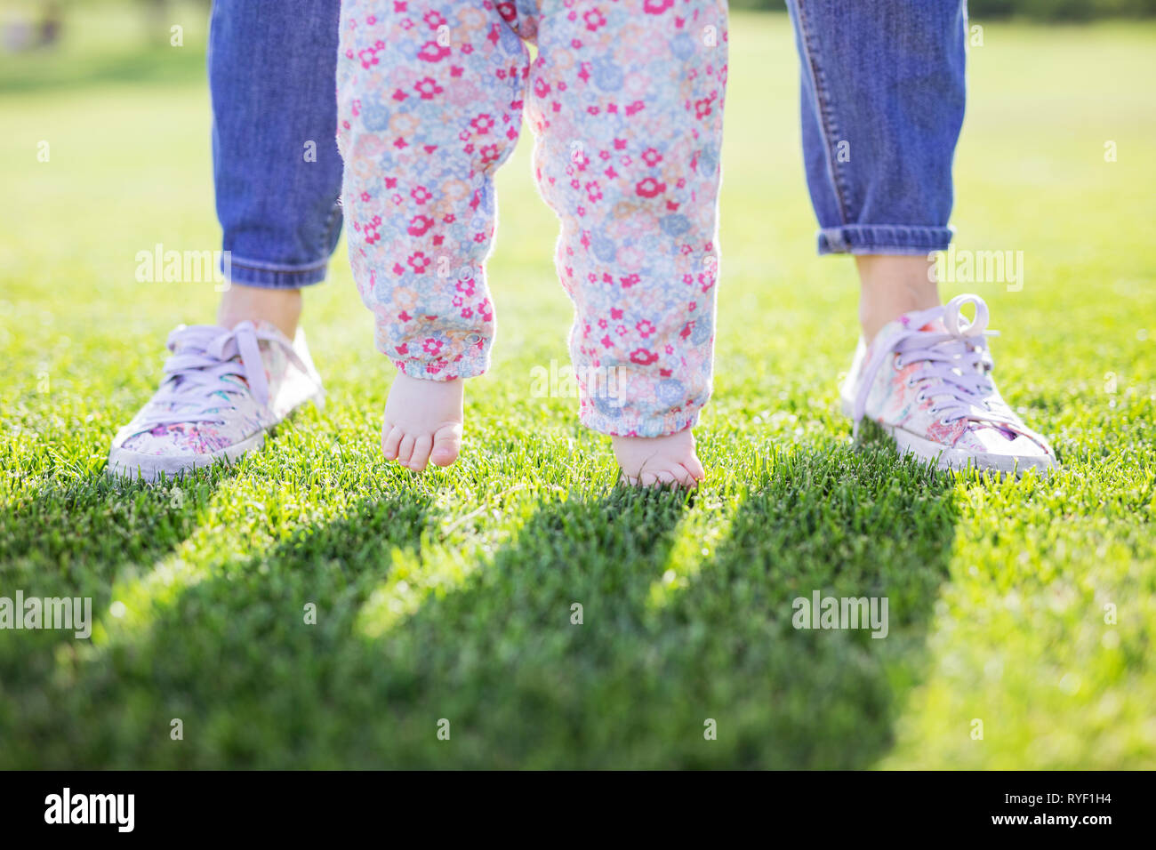 Baby first steps spring hi-res stock photography and images - Alamy