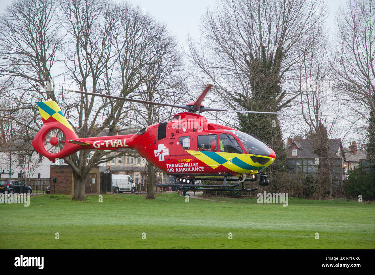 Air Ambulance paramedics return from attending a road traffic accident to the Thames Valley Air Ambulance Stock Photo