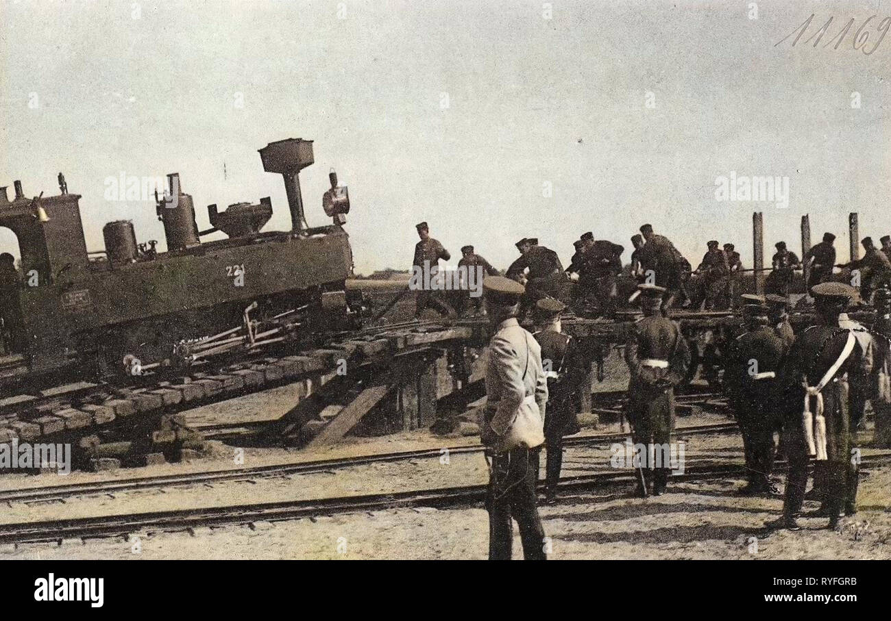 Eisenbahntruppen abladen der feldbahnlokomotive hires stock
