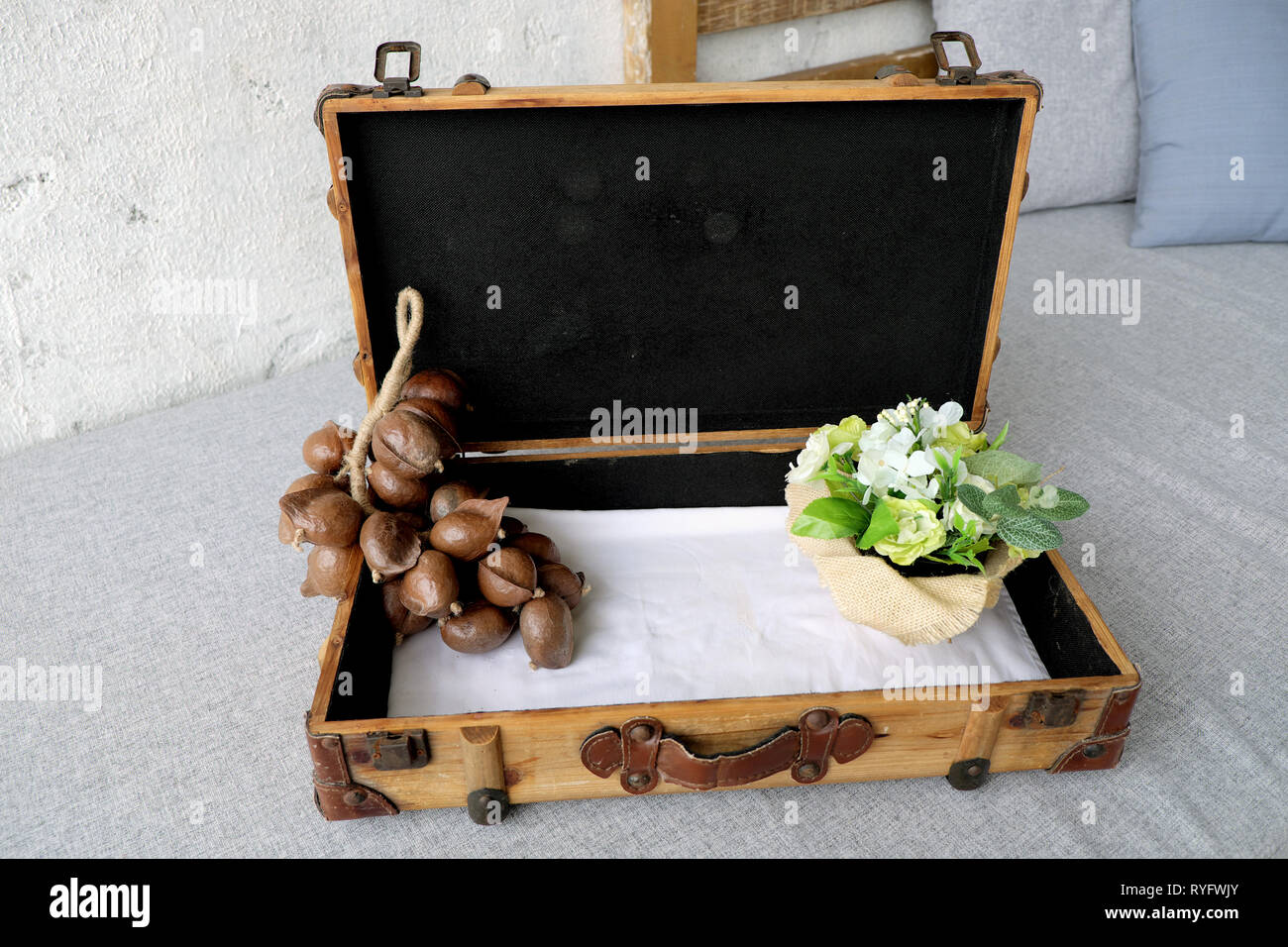 Old suitcase. travel bag vintage style Stock Photo Alamy