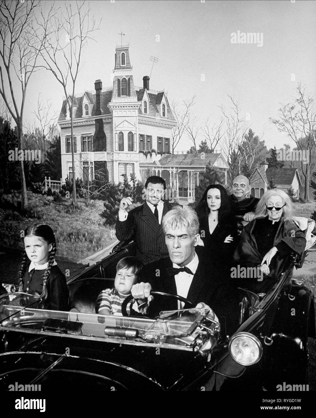 LISA LORING, JOHN ASTIN, KEN WEATHERWAX, TED CASSIDY, CAROLYN JONES, JACKIE COOGAN, MARIE BLAKE, THE ADDAMS FAMILY, 1964 Stock Photo