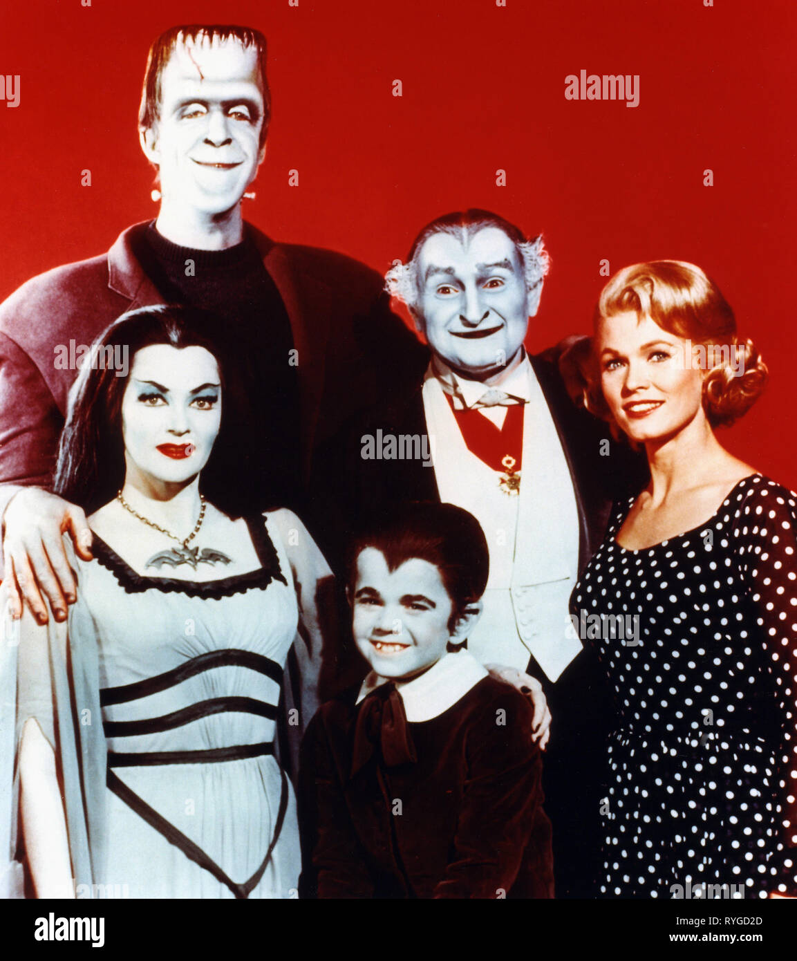 YVONNE DE CARLO, FRED GWYNNE, BUTCH PATRICK, AL LEWIS, PAT PRIEST, THE MUNSTERS, 1964 Stock Photo