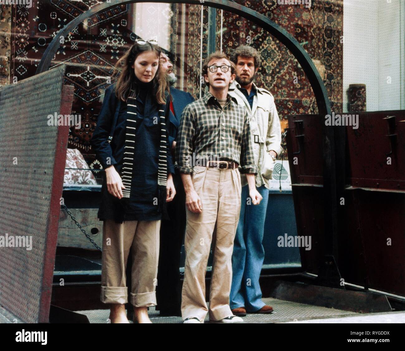 DIANE KEATON, WOODY ALLEN, TONY ROBERTS, ANNIE HALL, 1977 Stock Photo