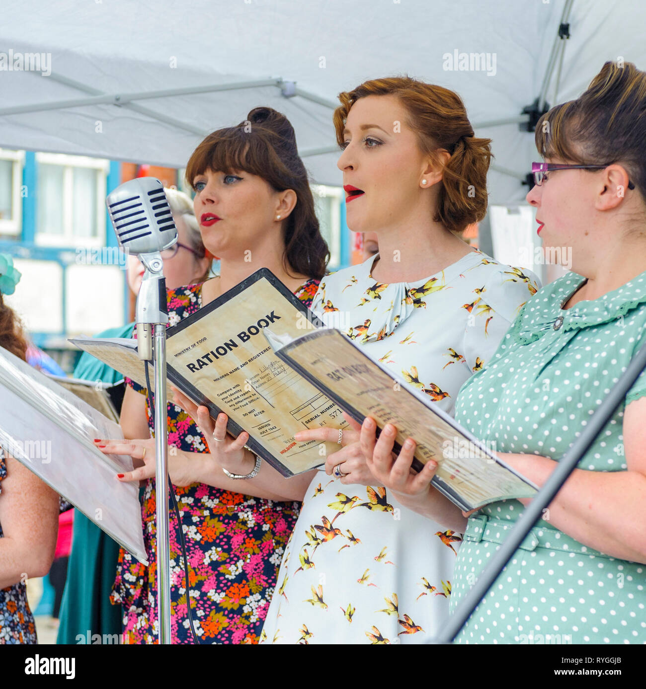 Woodhall Spa 1940s Festival - Military Wives Choir singing in traditional 1940s outfits Stock Photo