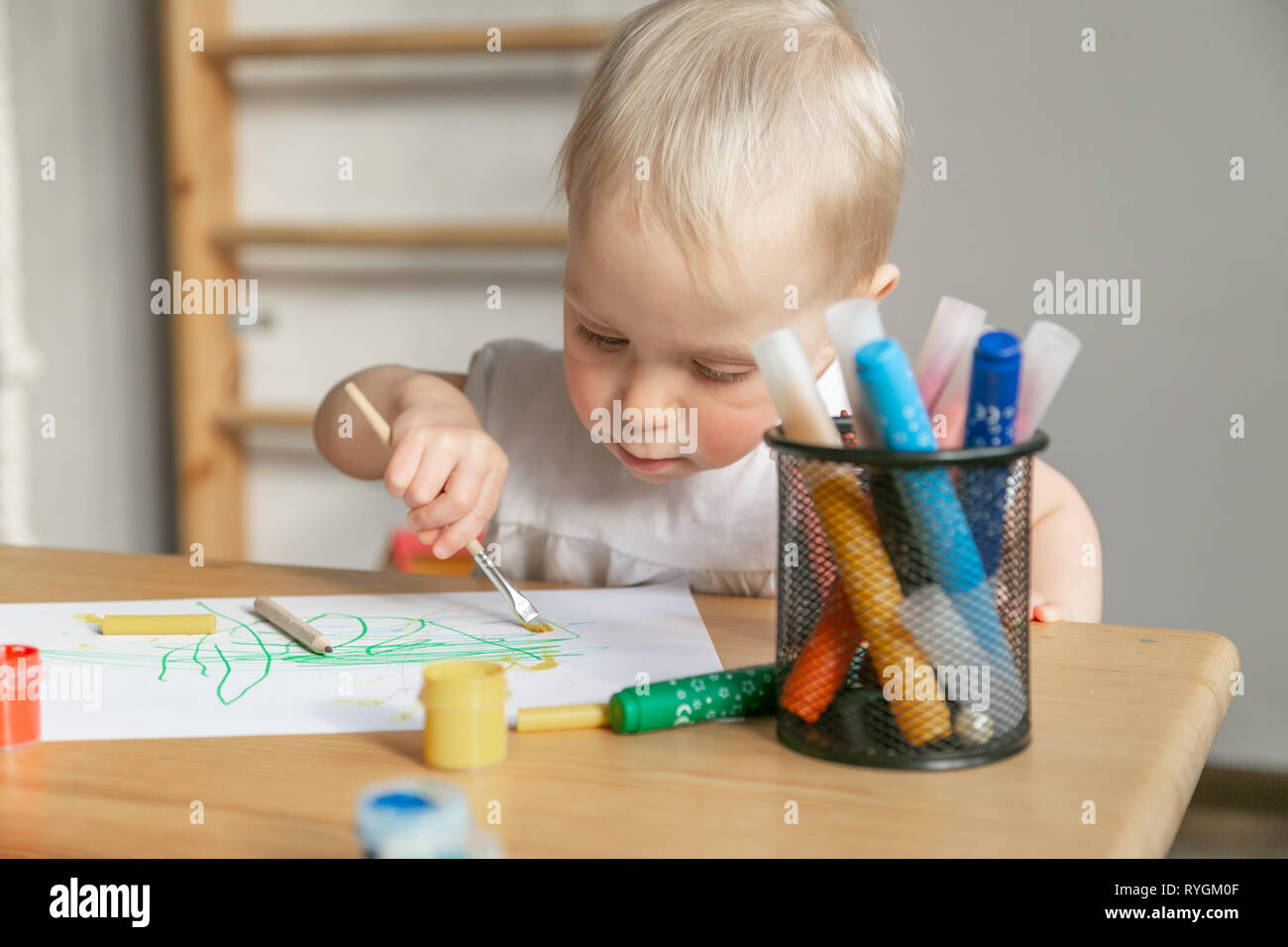 Girl painting in art class hi-res stock photography and images - Alamy