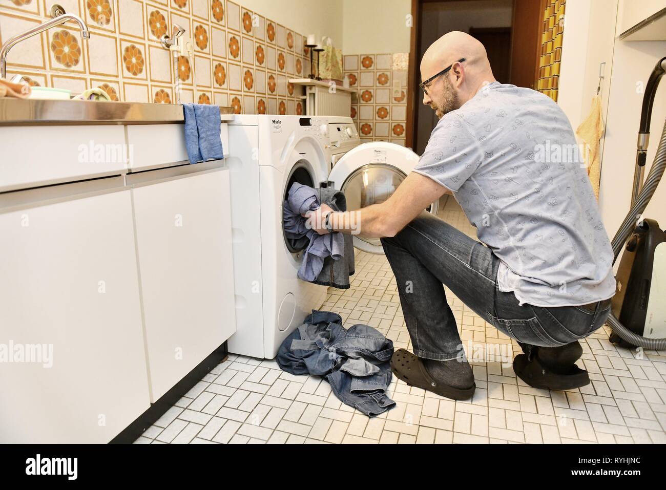 завести дело против