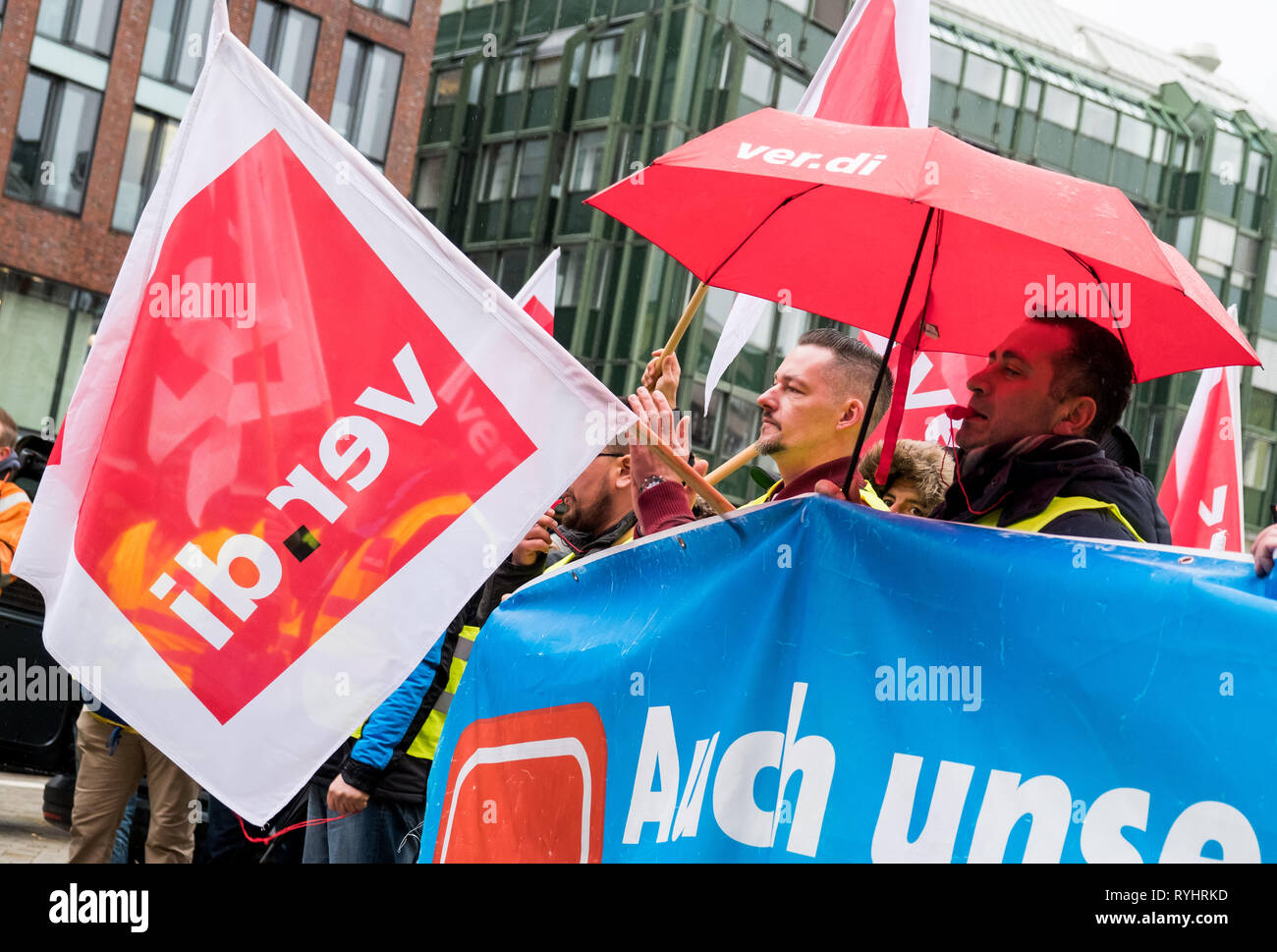 Hamburg, Germany. 14th Mar, 2019. Workers in the baggage and aircraft handling department at Hamburg Airport are taking part in a rally organised by the Verdi trade union in the city centre during a warning strike. The employee representatives recently demanded a wage increase of eight to twelve percent for a term of 20 months, as well as more appropriate time and shift surcharges. Credit: Daniel Bockwoldt/dpa/Alamy Live News Stock Photo