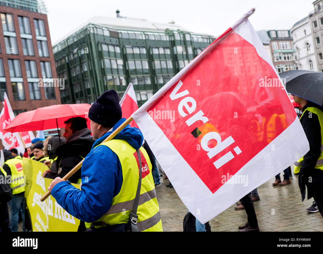 Hamburg, Germany. 14th Mar, 2019. Workers in the baggage and aircraft handling department at Hamburg Airport are taking part in a rally organised by the Verdi trade union in the city centre during a warning strike. The employee representatives recently demanded a wage increase of eight to twelve percent for a term of 20 months, as well as more appropriate time and shift surcharges. Credit: Daniel Bockwoldt/dpa/Alamy Live News Stock Photo