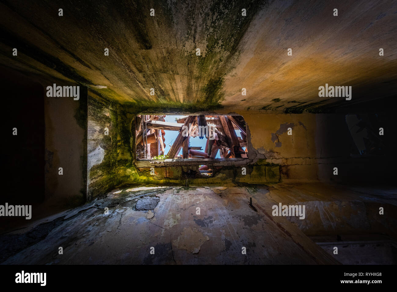 Collapsed cave roof hi-res stock photography and images - Alamy