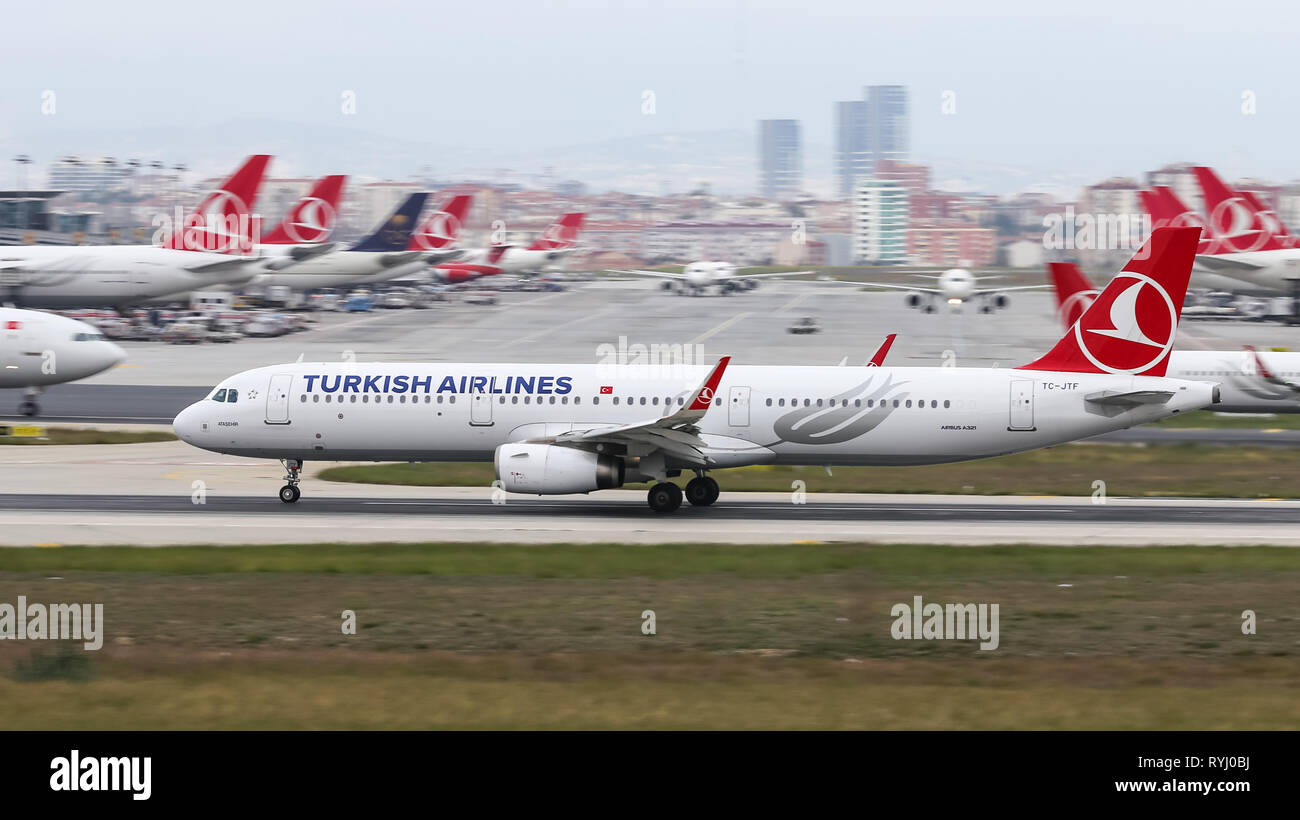 ISTANBUL, TURKEY - SEPTEMBER 30, 2018: Turkish Airlines Airbus A321-231 (CN 6987) takes off from Istanbul Ataturk Airport. THY is the flag carrier of  Stock Photo
