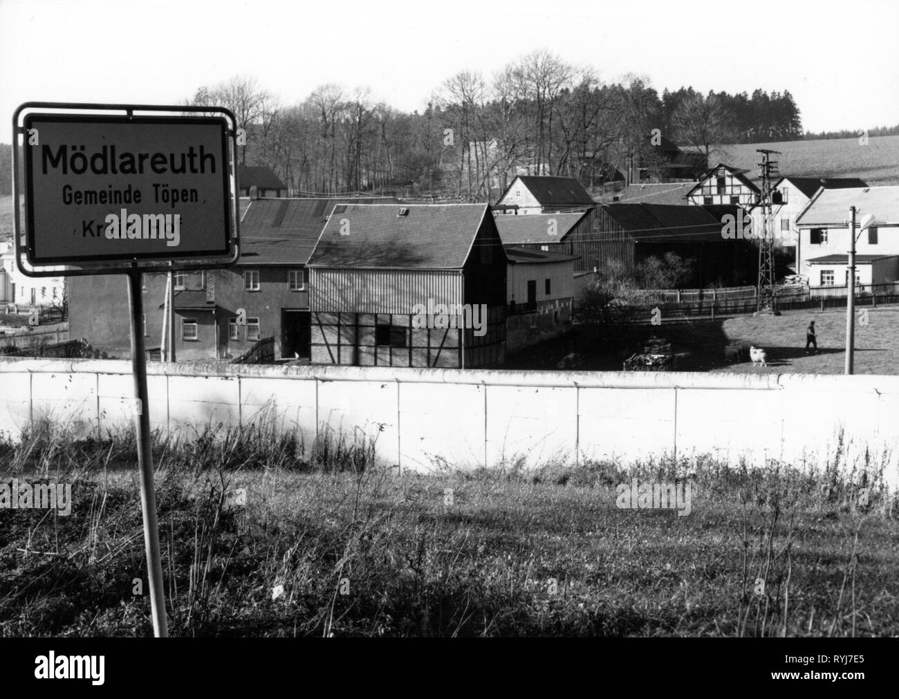 geography / travel, Germany, Germany, border, zonal border at Moedlareuth, west side, defensive wall, place-name sign, view towards East in the GDR, 1980s, Additional-Rights-Clearance-Info-Not-Available Stock Photo