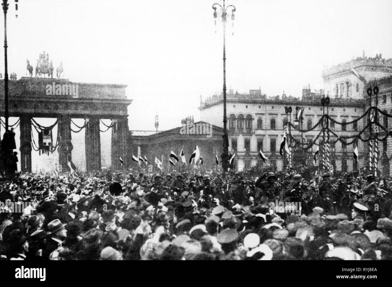 First World War / WWI, Germany, demobilization of the German army, a regiment Prussian cavalry is marching across the Pariser Platz in Berlin, December 1918, Additional-Rights-Clearance-Info-Not-Available Stock Photo