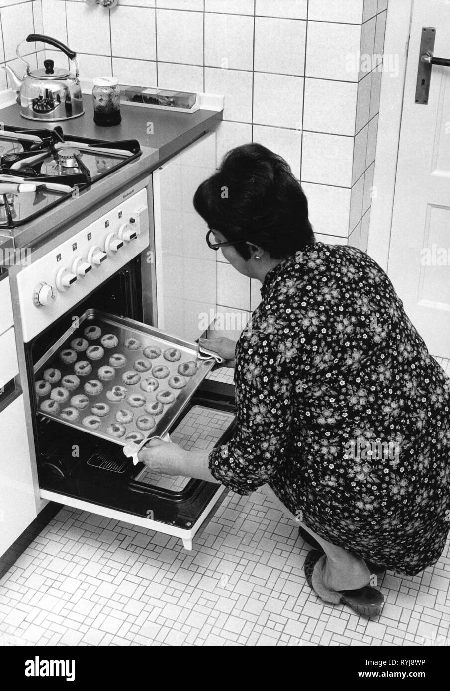 1970s housewife hi-res stock photography and images - Alamy