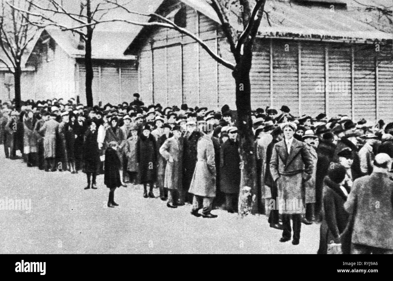 world depression 1929 - 1933, unemployment, unemployed are waiting in front of the social welfare office, Berlin, 1930, economic crisis, economic crunch, economic crises, economic crunches, waiting line, crowd, crowds, crowds of people, unemployment, jobless, wooden hut, wooden huts, unemployment benefit, unemployment benefits, misery, hardship, Germany, Free State of Prussia, German Reich, Third Reich, Weimar Republic, 20th century, 1930s, world depression, world depressions, unemployed, nonworker, workless, unemployed people, waiting, wait, his, Additional-Rights-Clearance-Info-Not-Available Stock Photo