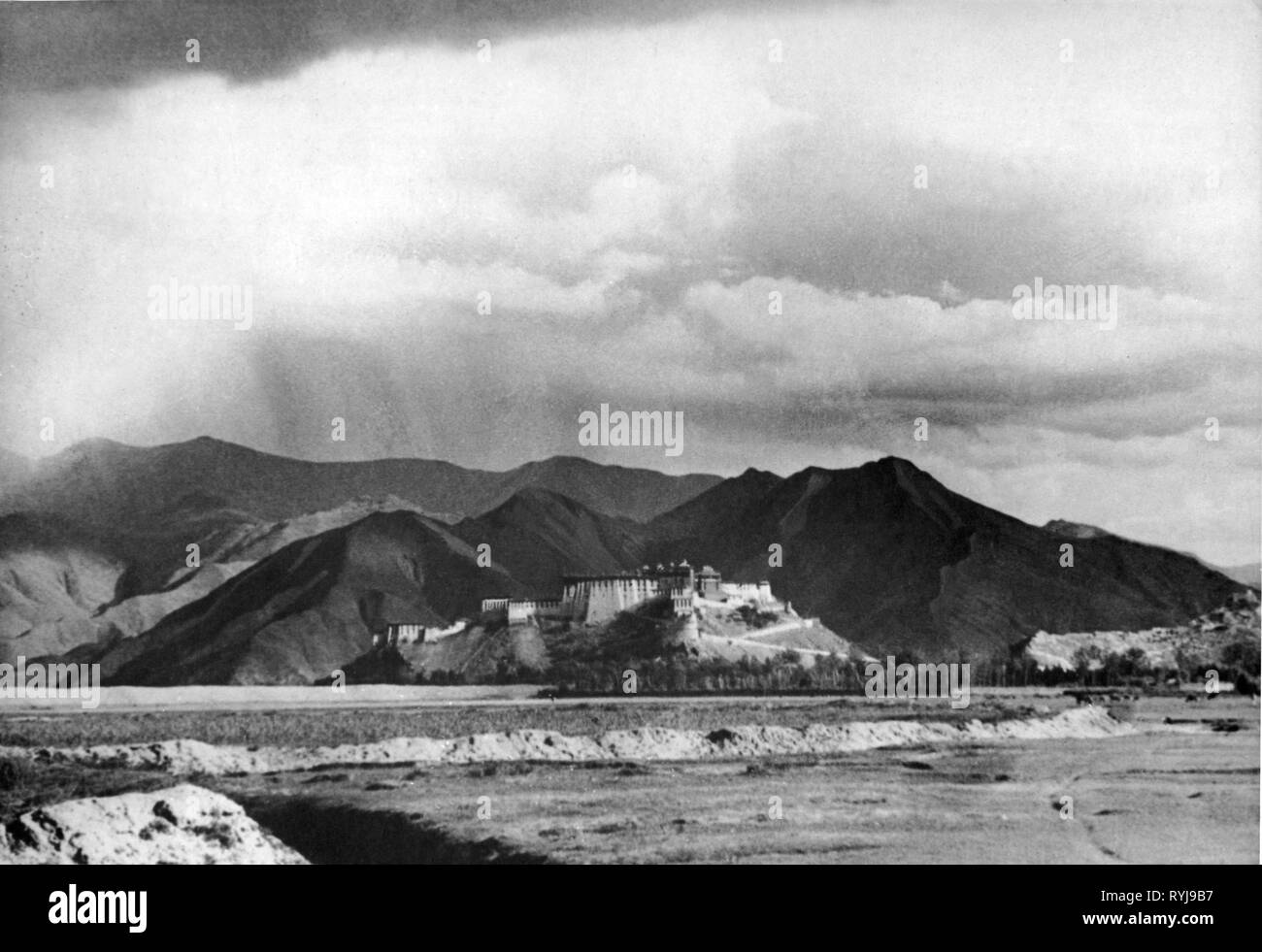 geography / travel, Tibet, Lasha, castles, Potala Palace, exterior view, circa 1950, Additional-Rights-Clearance-Info-Not-Available Stock Photo