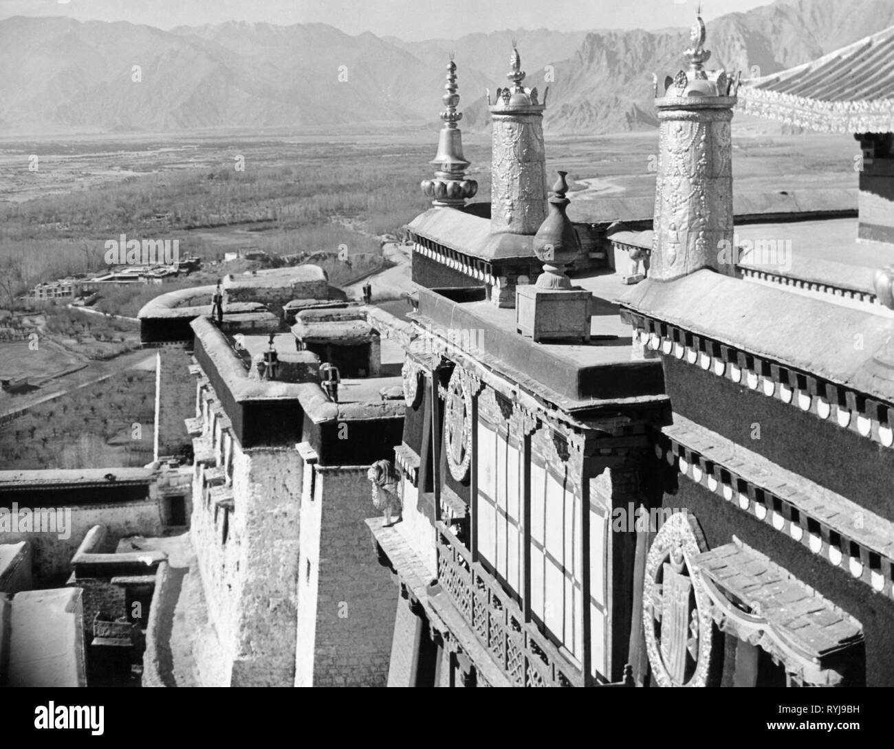 geography / travel, Tibet, Lasha, castles, Potala Palace, exterior view, detail: roof, circa 1950, Additional-Rights-Clearance-Info-Not-Available Stock Photo