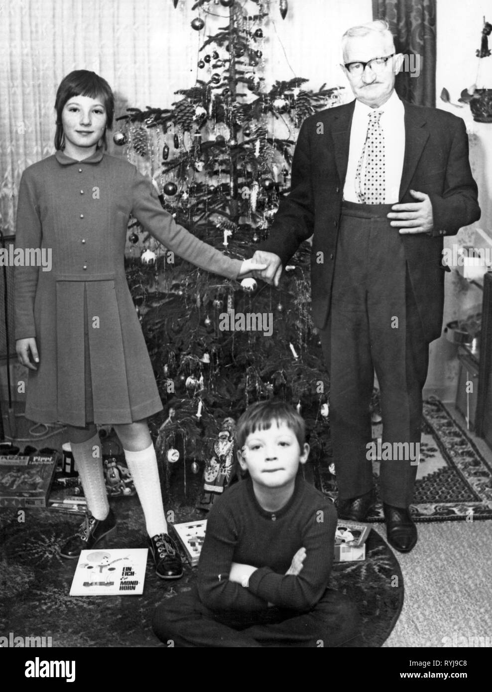 Christmas, Christmas tree, children with grandfather in front of the Christmas tree, Germany, 24.12.1971, Additional-Rights-Clearance-Info-Not-Available Stock Photo