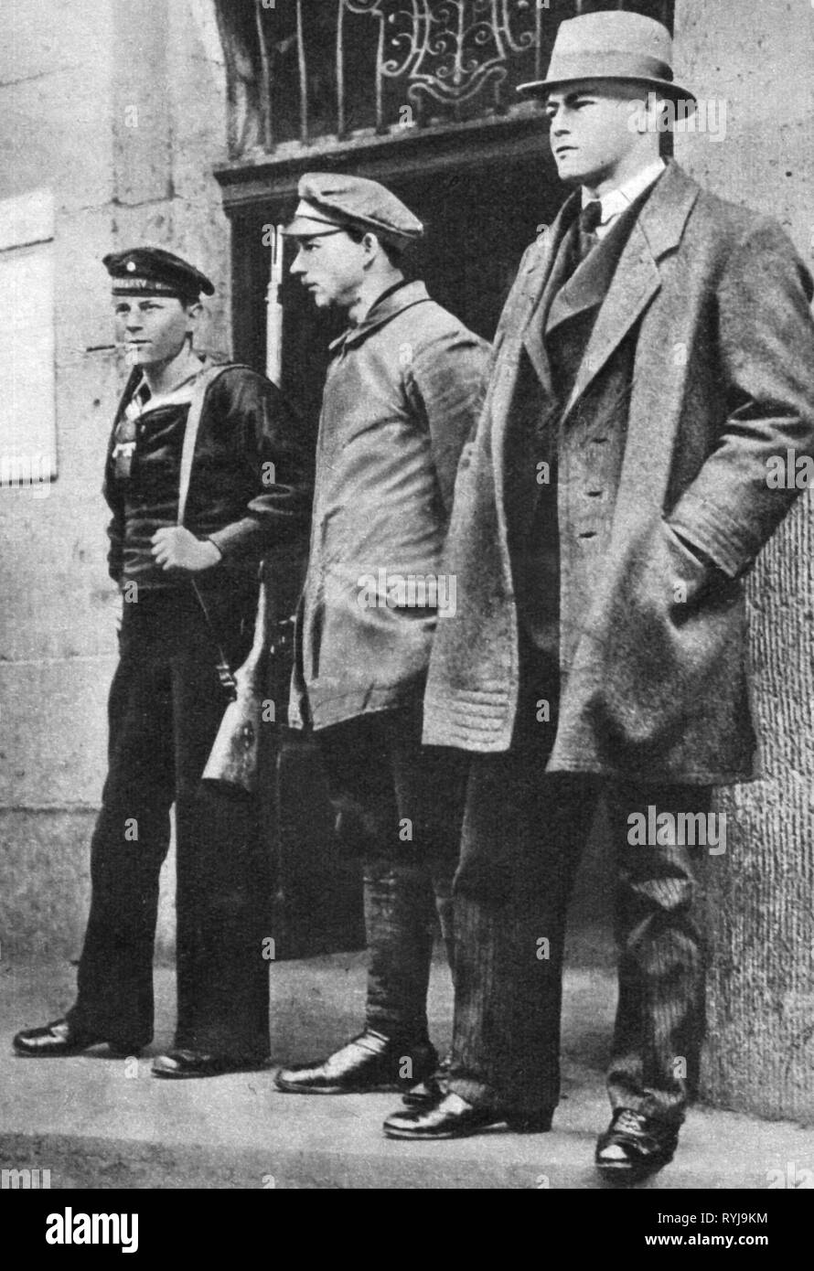 Ruhr Uprising, 13.3. - 12.4. 1920, sentry of the Red Ruhr Army at the general post office of Dortmund, March 1920, March uprising, Ruhr war, Ruhr conflict, insurgency, rebellion, insurgencies, revolts, rebellions, in revolt, Red Army, sailor, seaman, sailors, seamen, worker, workers, communist, communists, Ruhr area, Ruhr Valley, Free State of Prussia, Rhine Province, North Rhine-Westphalia, North-Rhine, Rhine, Westphalia, Nordrhein-Westfalen, Nordrhein-Westphalen, Germany, German Reich, Weimar Republic, 20th century, 1920s, guard duty, watch dut, Additional-Rights-Clearance-Info-Not-Available Stock Photo