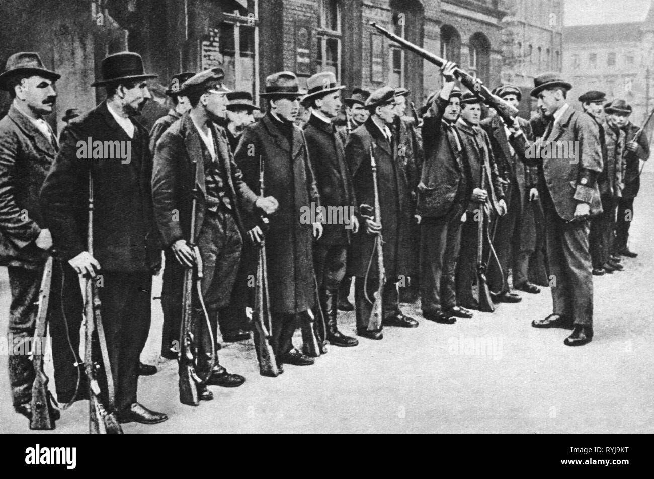 Ruhr Uprising, 13.3. - 12.4. 1920, inspection at a unit of the Red Ruhr Army, March 1920, March uprising, Ruhr war, Ruhr conflict, insurgency, rebellion, insurgencies, revolts, rebellions, in revolt, crisis, crises, arm, weapon, weapons, arms, rifle, gun, rifles, guns, rifle inspection, volunteer, volunteers, worker, workers, Red Army, communist, communists, Ruhr area, Ruhr Valley, North Rhine-Westphalia, North-Rhine, Rhine, Westphalia, Nordrhein-Westfalen, Nordrhein-Westphalen, Free State of Prussia, Rhine Province, Germany, German Reich, Weimar, Additional-Rights-Clearance-Info-Not-Available Stock Photo