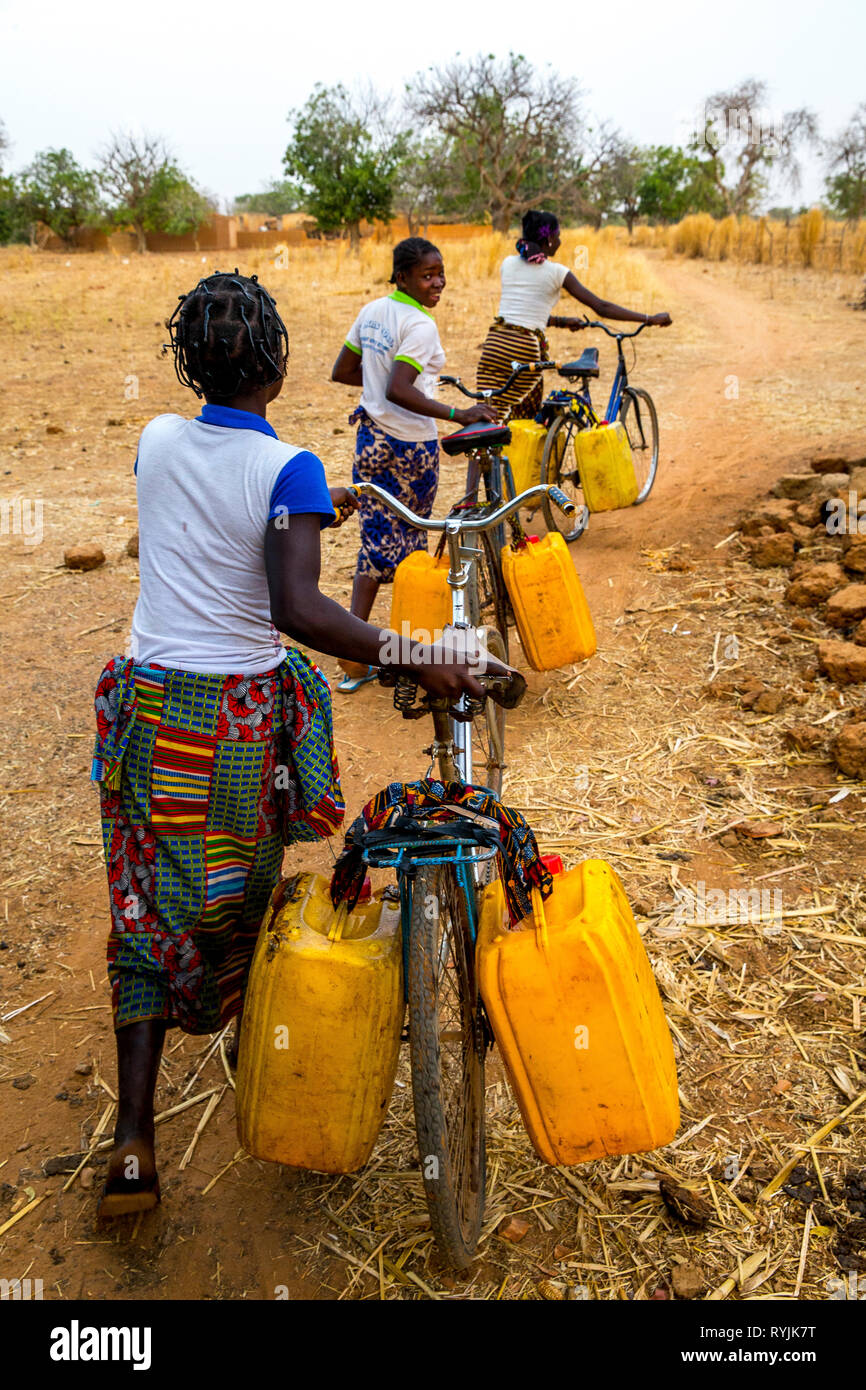 Girls fetching water in a village near Ouahigouya, Burkina Faso. Stock Photo