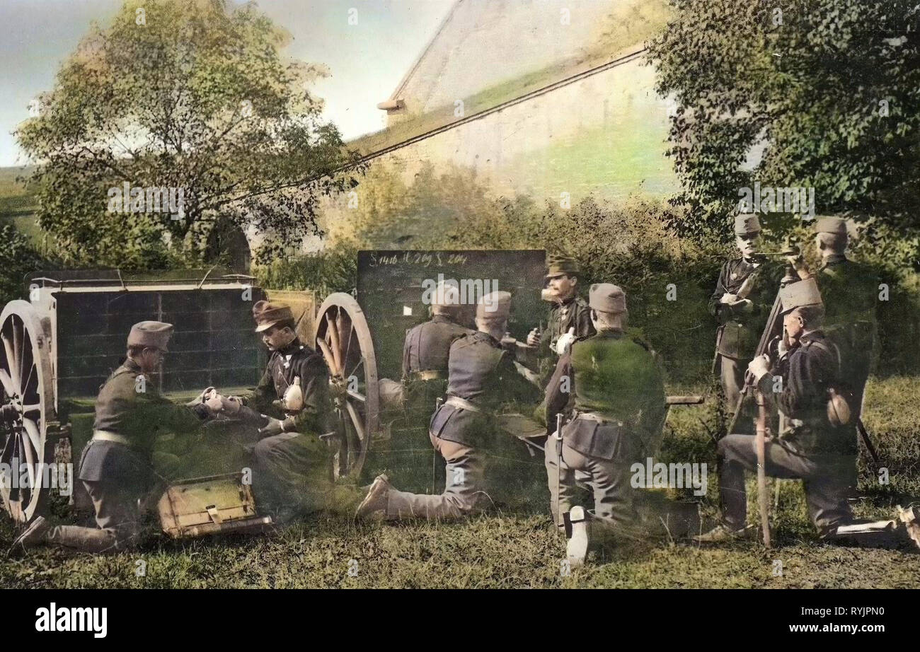 8 cm M. 5/8, Austro-Hungarian Army, 1910, Ústí nad Labem Region, Theresienstadt, Feldartillerie beim Laden und Richten des Geschützes, Czech Republic Stock Photo