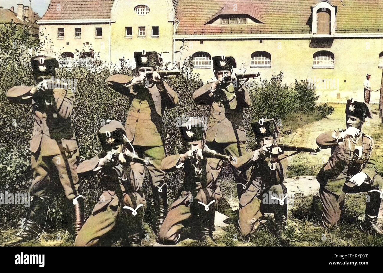 3. Königlich Sächsisches Husaren-Regiment Nr. 20, Buildings in Bautzen, Barracks in Saxony, Group portraits with 7 people, Military people of Saxony, Use of weapons, 1912, Landkreis Bautzen, Bautzen, 3. Husaren, Regiment Nr. 20, Zur Salve fertig, Germany Stock Photo